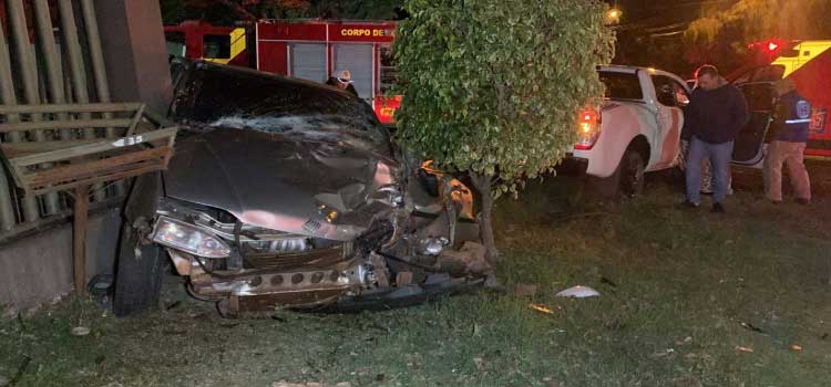CASCAVEL: Duas pessoas ficam feridas em acidente no Bairro Santa Cruz.