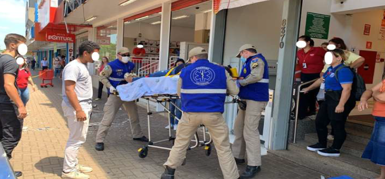 CASCAVEL: Fachada de loja cai em cima de pedestre e deixa mulher hospitalizada.