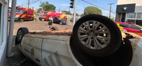 CASCAVEL: Forte colisão de trânsito na Rua Cuiabá mobiliza aparato do Corpo de Bombeiros.