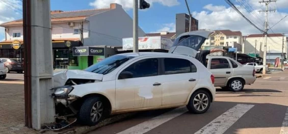 CASCAVEL: Forte colisão de trânsito no Coqueiral deixa carros destruídos.
