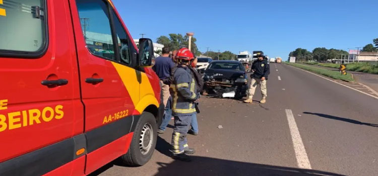 CASCAVEL: Forte colisão entre carro e caminhonete deixa duas vítimas feridas na BR-277.