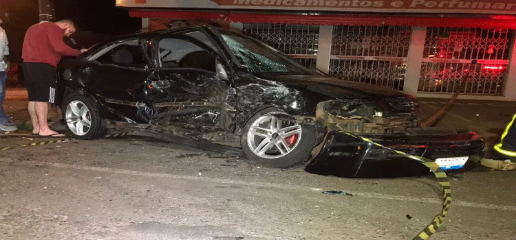 CASCAVEL: Grave acidente entre dois carros no Bairro São Cristóvão.