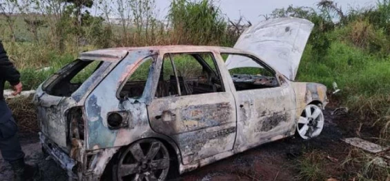 CASCAVEL: Incêndio destrói carro no loteamento Belmonte.