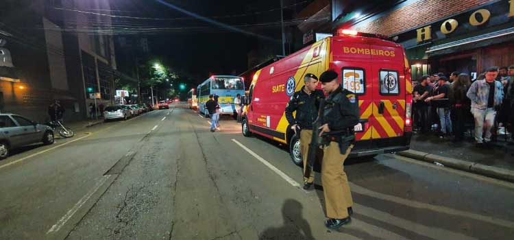 CASCAVEL: Jovem é empurrado contra ônibus na Rua Paraná e sofre traumatismo craniano.