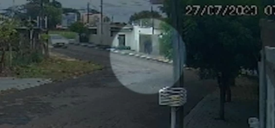 CASCAVEL: Ladrões armados fazem família refém e assaltam casa; vídeo