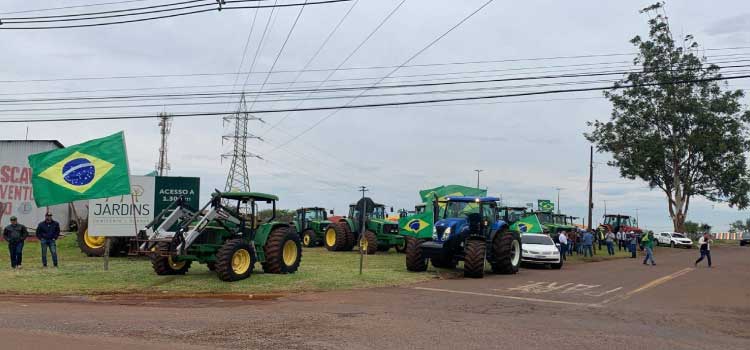 CASCAVEL: Manifestantes se reúnem com máquinas agrícolas em frente à Expovel.