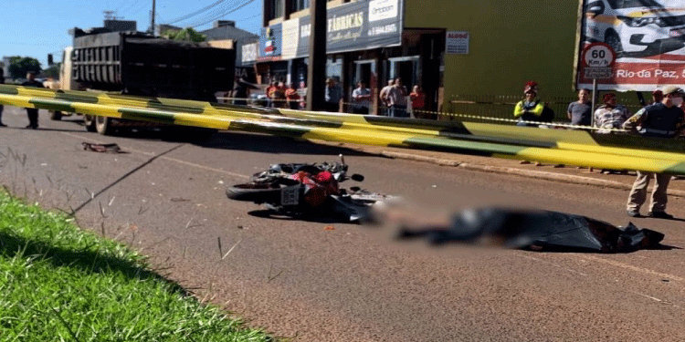 CASCAVEL: Motociclista morre ao colidir com caminhão e bater fortemente a cabeça.