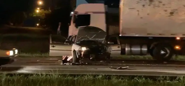 CASCAVEL: Motorista abandona mulher, filho e veículo após colidir em van.
