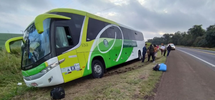 CASCAVEL: Ônibus lotado de passageiros se envolve em acidente na Br 277.