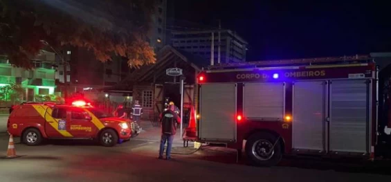 CASCAVEL: Princípio de incêndio em restaurante no centro de Cascavel mobiliza Corpo de Bombeiros.