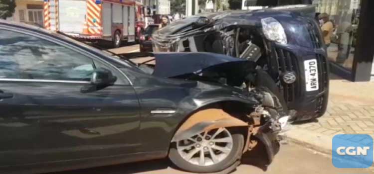 CASCAVEL: Veículo do Exército capota após forte colisão no Centro da cidade
