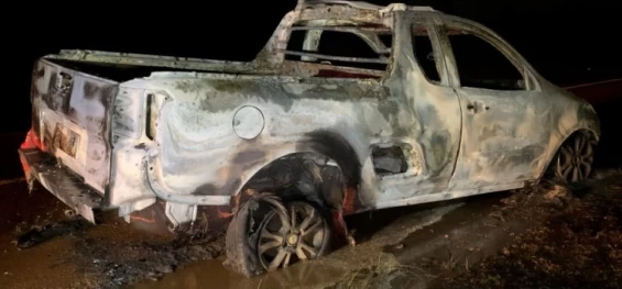 CASCAVEL: Veículo incendiado é abandonado às margens da BR 369, no Bairro Morumbi.