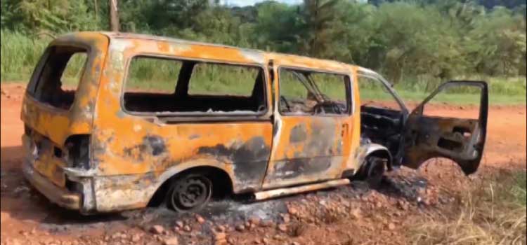 CASCAVEL: Veículo Van é encontrada queimadas em área rural do município
