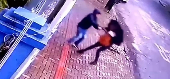 CASCAVEL: Veja momento em que mulher é atacada por bandido no centro da cidade.