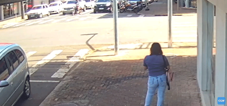 CASCAVEL: Vídeo mostra motociclista sendo jogado contra carro em colisão no Centro.