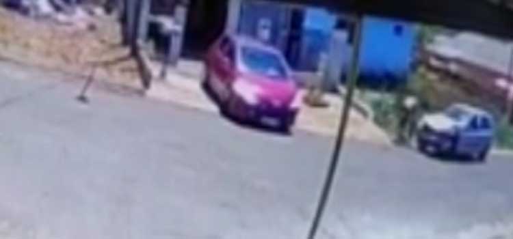 CASCAVEL: Vídeo mostra pessoa concretando roda do carro do vizinho no bairro Parque São Paulo