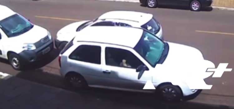 CATANDUVAS: Condutor tem mal súbito, colide contra dois veículos e quase invade loja no centro da cidade (vídeo)
