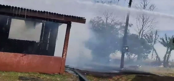 CATANDUVAS: Residência é destruída pelo fogo; Equipe do Pátio de Máquinas foi acionada.