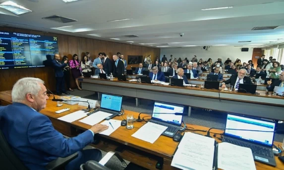 CCJ aprova fim da reeleição, mandatos de cinco anos e eleições unificadas
