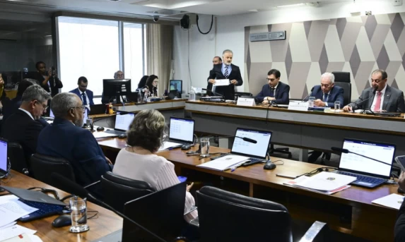 CCJ do Senado aprova PEC que acaba com a escala 6x1 e reduz jornada para 40 horas semanais