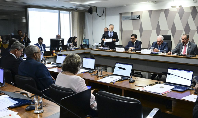 CCJ do Senado aprova PEC que acaba com a escala 6x1 e reduz jornada para 40 horas semanais