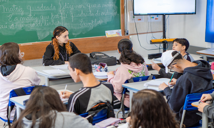 Cerca de um milhão de estudantes da rede estadual volta às aulas nesta quarta.