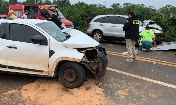 CÉU AZUL: Quatro pessoas ficam feridas em acidente entre carro e picape na BR-277.