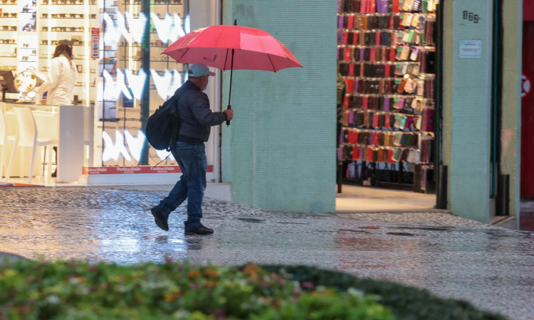 Chuva se aproxima do Paraná depois de mais de 20 dias com predomínio de sol