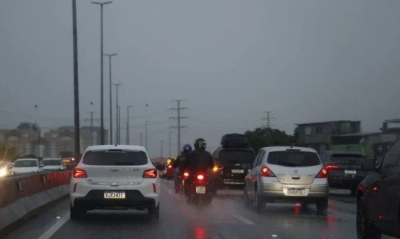 Ciclone e frente fria colocam Paraná e estados do Sul em alerta para tempestades
