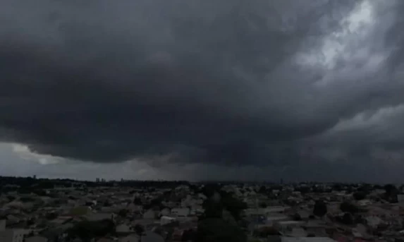 Ciclone no Paraguai e frente fria trazem temporais e queda de temperatura no feriadão no Paraná