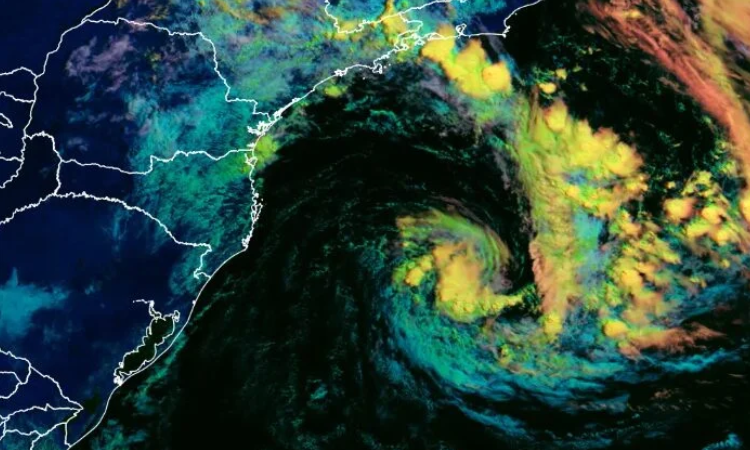 Ciclone raro com comportamento atípico coloca meteorologistas em alerta no Sul do Brasil