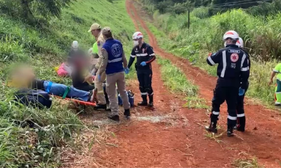 Cinco pessoas ficam feridas em capotamento na BR 277, em Cascavel