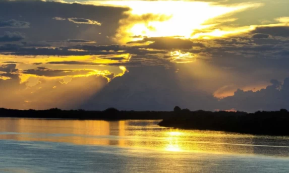 Clima: Fevereiro será marcado por tempo abafado e pancadas de chuva em todo o Paraná