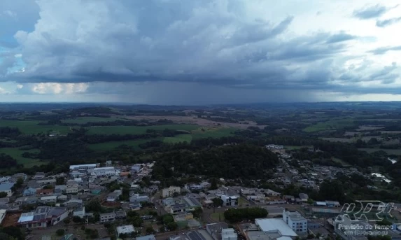 Clima: Frente fria avança e Guaraniaçu entra em alerta para temporais com ventos fortes nesta terça