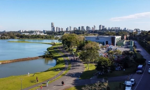 Clima: Frente fria traz chuva generalizada e queda brusca na temperatura do Paraná a partir de domingo