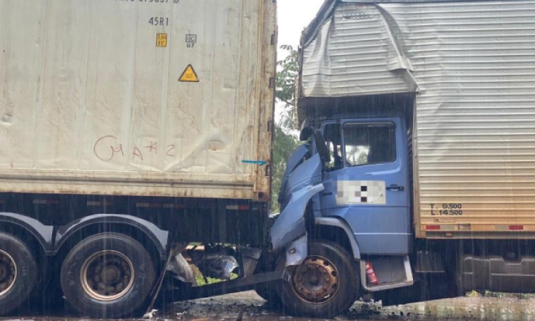 Colisão envolve dois caminhões na BR-163 em Mercedes.