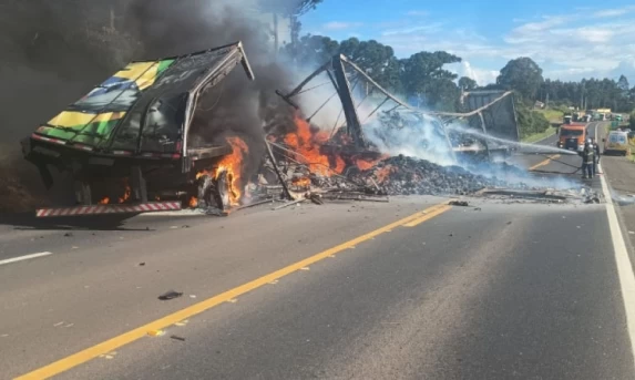 Colisão frontal entre caminhões causa incêndio e deixa dois mortos no Paraná
