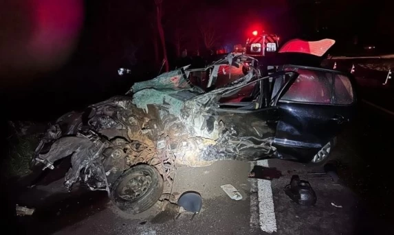 Colisão frontal entre carro e caminhonete deixa um morto e um ferido grave na BR-277, em Laranjeiras do Sul