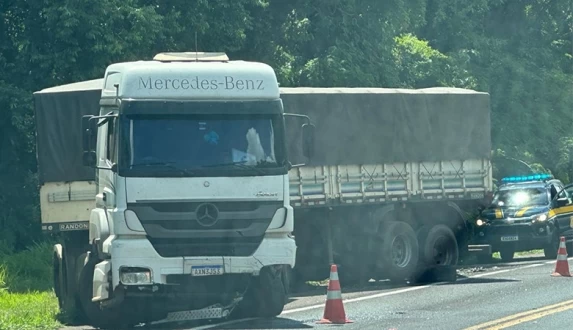 Colisão Frontal Envolve Carro e Dois Caminhões no Km 542.