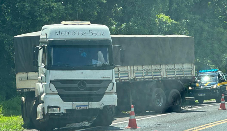 Colisão Frontal Envolve Carro e Dois Caminhões no Km 542.