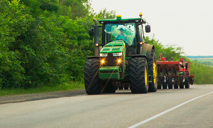 Com ação direta do Sistema FAEP, Contran regulamenta trânsito de tratores por rodovias