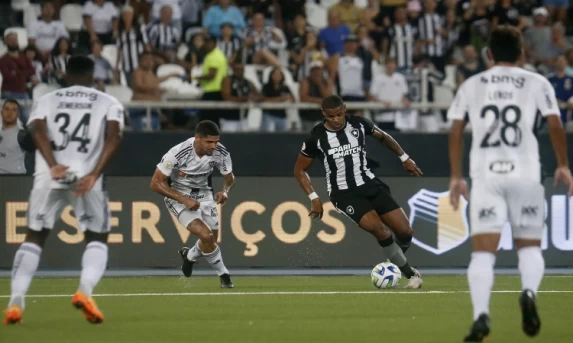 Com ampla vantagem, Botafogo pega Peñarol em busca de final inédita da Libertadores.