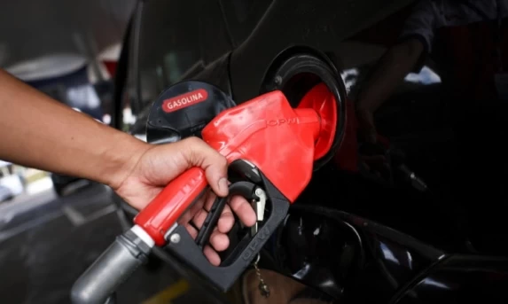 Com redução no preço para as refinarias, gasolina pode ficar mais barata a partir desta terça (3).