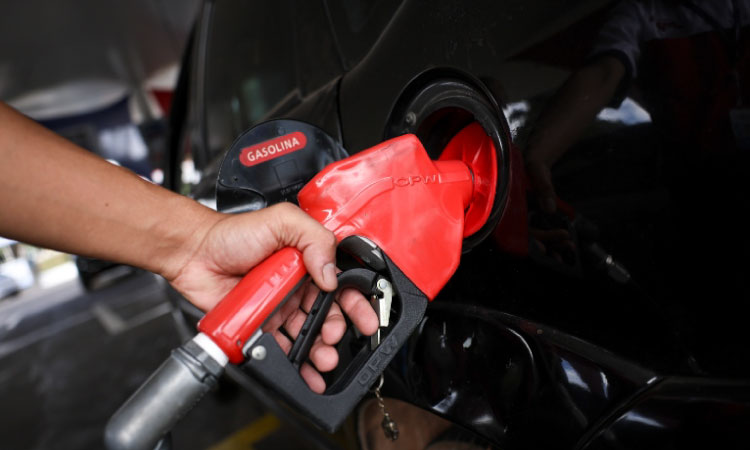 Com redução no preço para as refinarias, gasolina pode ficar mais barata a partir desta terça (3).