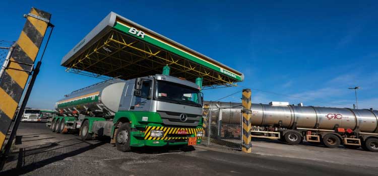COMBUSTÍVEL: Petrobras anuncia novo aumento da gasolina e do diesel nas refinarias