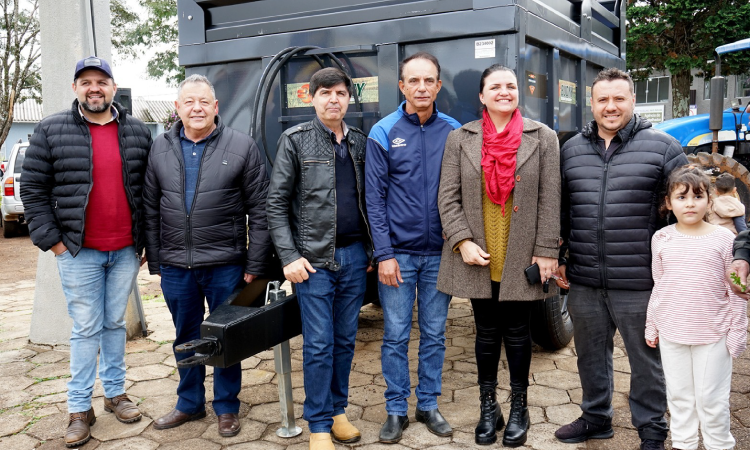 Comunidade de Planaltina recebe Carreta Caçamba Agrícola.