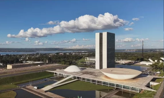Congresso derruba veto de Lula e libera doações de bens a municípios em período eleitoral