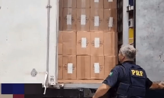 CONTRABANDO: PRF apreende 200 mil maços de cigarros contrabandeados em caminhão com placas falsas.