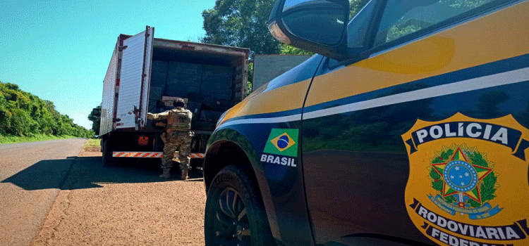 CONTRABANDO: PRF apreende baú de cigarros contrabandeados em Espigão Alto Iguaçu (PR).