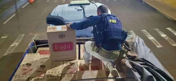 CONTRABANDO: PRF prende dois homens com carreta lotada de cigarros contrabandeados.